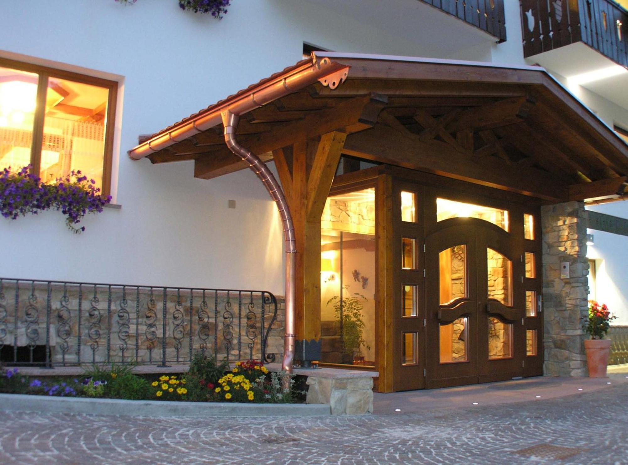 Hotel Laurino Pozza di Fassa Exterior foto